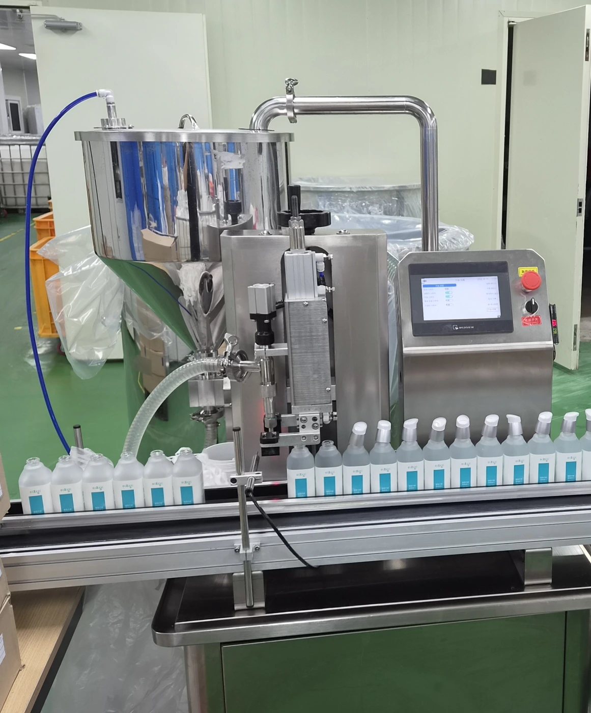 Liquid filling machine