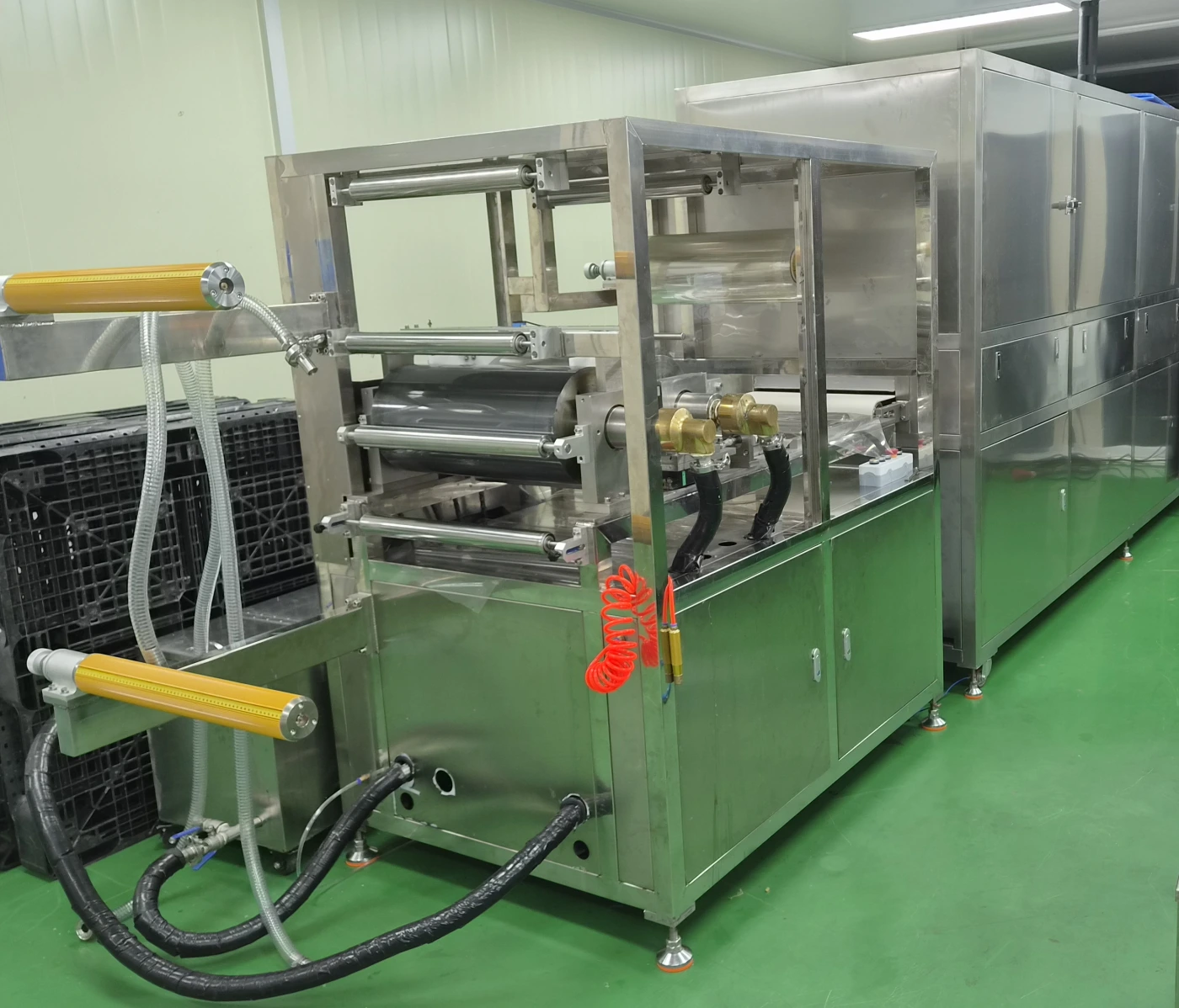 Hydrogel forming and filling machine