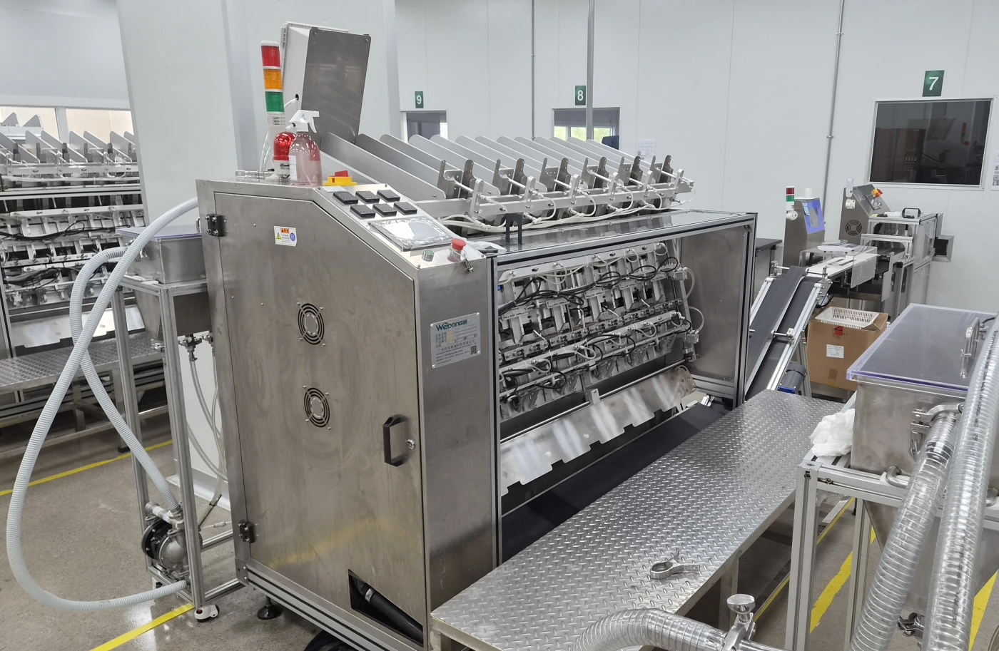 Sheet-mask filling and conveyor line